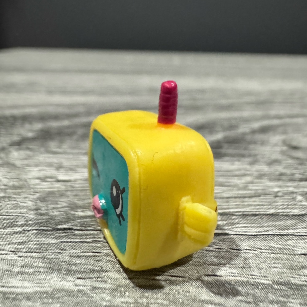 Shopkins | Sport: Yellow & Turquoise Snorky (5-016) - Mini Collectable Figure - Picture 3 of 6